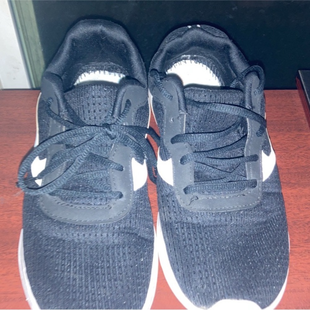 Nike shoes! Female! SZ 9.5 amazing condition!